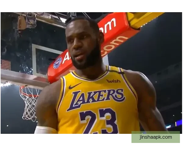 詹姆斯对阵魔术穿上历史出场王纪念球鞋1612数字见证里程碑时刻