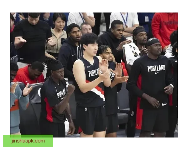 杨瀚森赛后与裁判工作人员握手并收回混音队比赛用球展现社交魅力